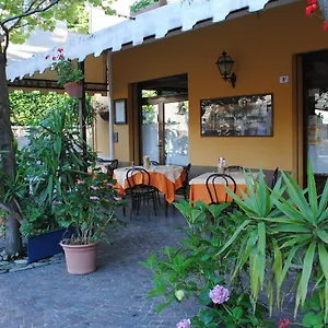 https://la-lanterna-di-guiglia.emilia-romagnahotels.net
